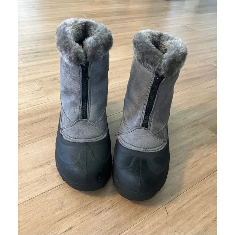 Itasca front zip lined gray cuffed rubber soles women’s snow boots size 9
